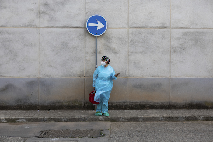 La enfermera Pilar Rodríguez inicia la visita a sus pacientes domiciliarios en la localidad de Sa Pobla, en la isla española de Mallorca, el 30 de abril de 2021. Rodríguez y sus colegas llevan las vacunas en neveras portátiles hasta la primera casa de su recorrido diario, donde preparan las inyecciones.
