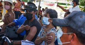 Familias viajan a EU para recibir la inmunización contra la COVID. Foto: Cuartoscuro