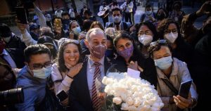Con rosas y mariachis, mujeres despidieron hoy a López-Gatell. Foto: Mario Jasso, Cuartoscuro.