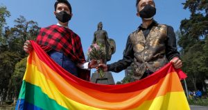 Al exterior del Congreso de Sinaloa había manifestaciones de apoyo y de rechazo por distintos grupos ciudadanos que se dieron cita desde temprana hora, a la par que al interior se trabajaba el tema. Foto: Cuartoscuro