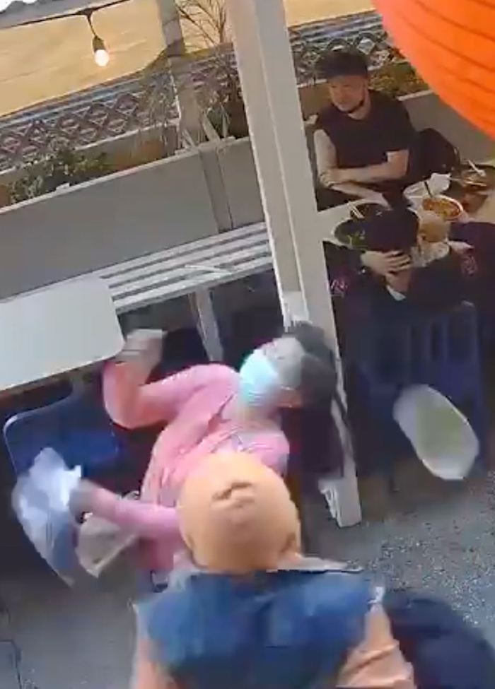 Instante en el que el sujeto golpea a la mujer.