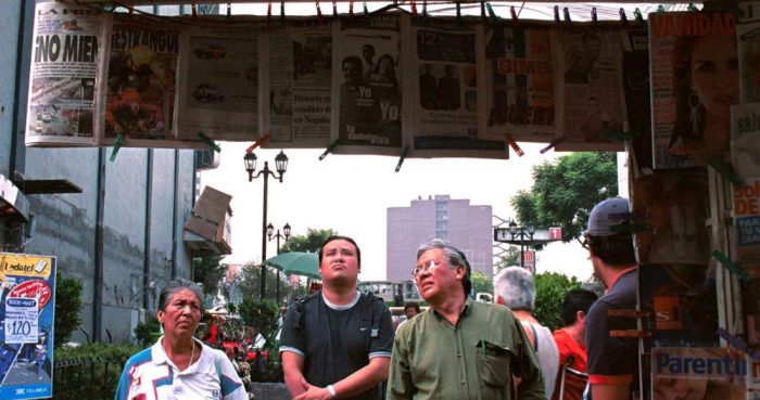 Un grupo de personas se detiene a leer los periódicos en la calle de Liverpool de la Ciudad de México.