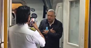 Un piloto le pidió al Presidente Andrés Manuel López Obrador que le enviara un saludo a su mamá. Foto: Especial.