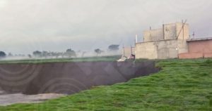 La medida del socavón es de 97 metros del eje mayor, 83 metros el eje menor y de 15 metros de profundidad. Foto: Especial.