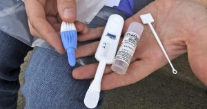 En esta foto se muestra un equipo de pruebas de VIH en Charleston, Virginia. Foto: John Raby, AP.