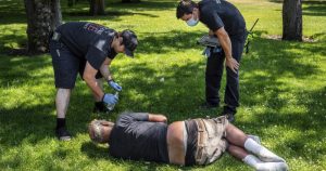 La unidad especial contra incendios, que responde a llamadas de baja prioridad, se ha mantenido ocupada durante la ola de calor de esta semana. Foto: Colin Mulvany / The Spokesman-Review vía AP.
