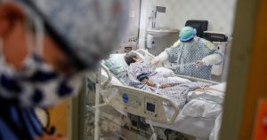 La mayoría de las personas hospitalizadas por COVID-19 son personas que pertenecen a grupos de riesgo, principalmente personas mayores de 60 años. Foto: John Minchillo, AP