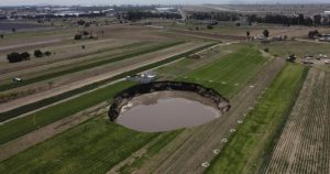 Un socavón con agua en un campo agrícola en Zacatepec, en las afueras del estado de Puebla, México. Foto: Pablo Spencer, AP.