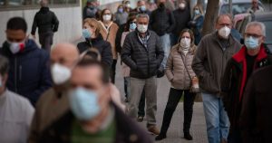 Uno de los mecanismos inmunes más importantes frente a la infección es la producción de anticuerpos por parte de los linfocitos B y su capacidad de reconocer y neutralizar al virus. Foto: Emilio Morenatti, AP