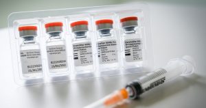 CoronaVac, desarrollada por la empresa china Sinovac, está fabricada al estilo clásico. Foto: Sedat Suna, EFE/EPA