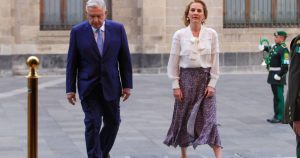 López Obrador y Beatriz Gutiérrez. Foto: Cuartoscuro. 