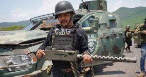 Un integrante del CJNG en Aguililla. Foto: Cuartoscuro. 