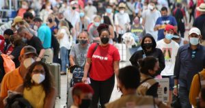 Personas caminan en Aeropuerto de Cancún. Foto: Cuartoscuro. 