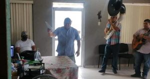 Hombre festeja su divorcio con banda. Foto: Cd acuña Coahuila, Facebook.
