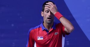 Novak Djokovic reacciona durante el partido por el bronce en el tenis masculino frente a Pablo Carreño Busta, en los Juegos de Tokio. Foto: AP