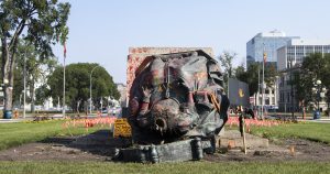 Una estatua sin cabeza de la reina Victoria de Inglaterra es visto derribada junto a la legislatura provincial en Winnipeg, Manitopa. Foto: Kelly Geraldine Malone, The Canadian Press vía AP.