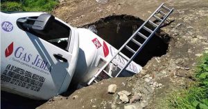 Autoridades informaron que el socavón fue provocado por una fuga de agua en la línea de conducción del drenaje público. Foto: Especial vía Periódico Central.