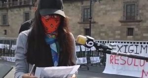 La joven originaria de Oaxaca, presentó un pliego petitorio al Presidente Andrés Manuel López Obrador para que se cumpla la legalidad de la reconexión del manatial. Foto: Captura de video.