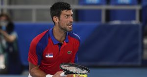 El serbio Novak Djokovic reacciona durante su partido contra el alemán Alexander Zverev. Foto: AP