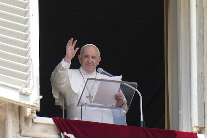 El Papa Francisco saluda a la multitud a su llegada para la plegaria del Angelus, en la ventana de su estudio con vistas a la Plaza de San Pedro, en el Vaticano, el domingo 4 de julio de 2021.