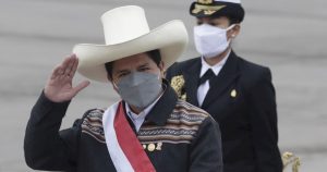 El presidente de Perú, Pedro Castillo (c), participa en un desfile militar por las Fiestas Patrias hoy, en el Cuartel General del Ejército, en Lima. Foto: EFE/ Paolo Aguilar