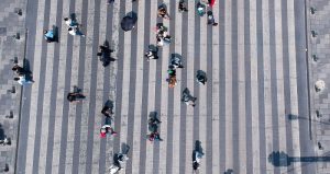 Personas caminan sobre paso peatonal en la Ciudad de México.