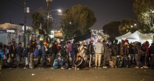 Migrantes llegan un albergue del deportivo Benito Juárez el cual se encuentra pegado al muro fronterizo. Foto: Omar Martínez, Cuartoscuro.