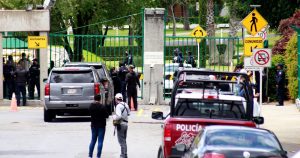 Luego de que se inspeccionaran los documentos que se portaban dijo que desde la rectoría se triangularon recursos para desviar fondos de la UDLAP a al menos cinco empresas ligadas a Derbez y sus colaboradores. Foto: Cuartoscuro. 