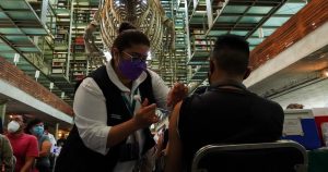 De acuerdo al titular de la SSa la vacuna de dosis única conlleva un cuidado de al menos un mes. Foto: Galo Cañas, Cuartosuro