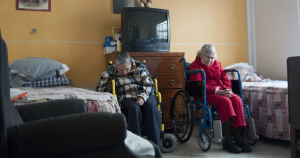 Algunos adultos mayores son abandonados en asilos. Foto: Cuartoscuro