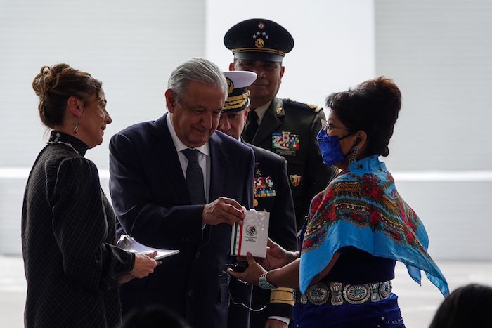 Andrés Manuel López Obrador y Beatriz Gutiérrez Müller entregan un presente a Jamescita Mae Peshlakai, Senadora en el estado de Arizona, durante la inauguración de la maqueta monumental en el Zócalo capitalino.