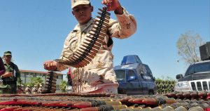 Agentes del Ejercito Mexicano muestran las municiones y vehículos con modificación de blindaje artesanal, hallados y confiscados en un campamento de la delincuencia organizada, en la población de Saguaripa, del estado de Sonora (México). EFE/Archivo