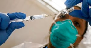 Para evaluar si una vacuna previene el contagio o la enfermedad es necesario diseñar un estudio que permita comparar dos grupos de población de características lo más idénticas posibles. Foto: Mary Altaffer, AP