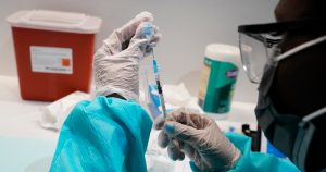 Desde poco después de la Revolución francesa, la vacunación de la población ha sido un aspecto fundamental de las estrategias de salud pública. Foto: Mary Altaffer, AP