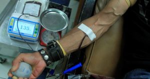 No son pocos los donantes de sangre que se plantean si pueden hacer una donación o no después de haber pasado una infección por coronavirus. Foto: Alex Cruz, EFE