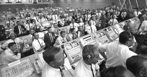 Controladores del lanzamiento observan el vuelo de la misión Apolo 11 desde el Centro Espacial Kennedy, julio de 1969. Foto: NASA/AP