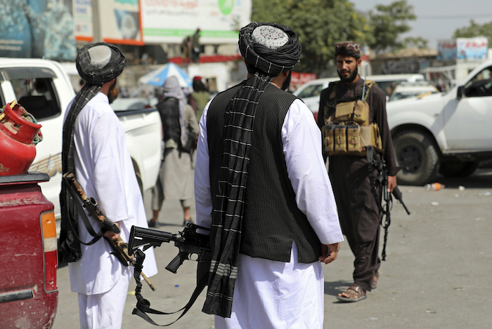 Combatientes talibanes montan guardia frente al Aeropuerto Internacional Hamid Karzai en Kabul, Afganistán, el lunes 16 de agosto de 2021.