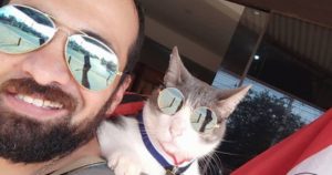 Jhon informó mediante un video en su cuenta personal de TikTok que su compañero había muerto presuntamente a causa de un envenenamiento. Foto: elgatomochilero1, Instagram.