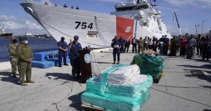La droga incautada por las autoridades estadounidenses, el 5 de agosto del 2021, en Port Everglades en Fort Lauderdale, Florida. Foto: Wilfredo Lee, AP.
