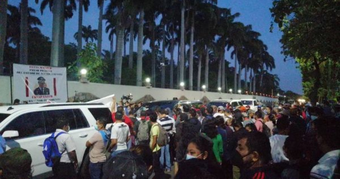 Maestros de la CNTE bloquean el paso a la camioneta donde viaja el Presidente Andrés Manuel López Obrador en Chiapas.