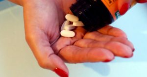 El fundador de la homeopatía, Samuel Hahnemann (1755-1843), y sus usuarios, homeópatas y pacientes, basan su propuesta terapéutica en que para combatir una enfermedad deben usarse cantidades mínimas de una sustancia. Foto: EFE