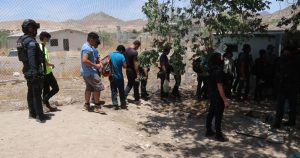 Migrantes desalojados de una casa en Ciudad Juárez donde esperaban para cruzar. Foto: La Verdad Juárez.