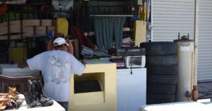 José Ramón, de espaldas, en su negocio de venta de productos de segunda. Foto: Rey R. Jauregui, La Verdad de Juárez