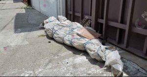 Oficiales de la Secretaría de Seguridad (SSC) de Puebla acudieron a dicha ubicación donde encontraron el bulto, cubierto con una manta blanca y amarrado con un mecate azul. Foto: Periódico Central.