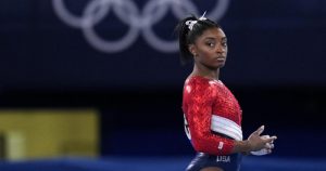 Simone Biles, de Estados Unidos, espera actuar en la bóveda durante la final femenina de gimnasia artística en los Juegos Olímpicos de Verano de 2020. Foto: Gregory Bull, AP.