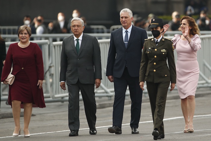 El Presidente de Cuba, Miguel Díaz-Canel, invitado especial, y el Presidente de México, Andrés Manuel López Obrador (d), junto a sus esposas, respectivamente Lis Cuesta Peraza (i), y Beatriz Gutiérrez Múller (d), participan en el Desfile Militar del 211 Aniversario de la Independencia de México, hoy, en el Zócalo de Ciudad de México (México).