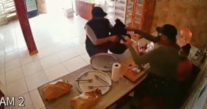 Dos mujeres asaltaron una panadería en San Luis Potosí. Foto: Captura de Pantalla. 