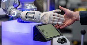 Hoy en día los algoritmos basados en inteligencia artificial son ya perfectamente capaces no solo de identificar cualquier gesto humano, sino también de ir más allá y percibir las emociones de las personas. Foto: Jens Schlueter, EFE/EPA