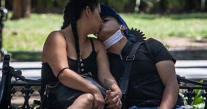 Una pareja se da un beso en una banca de la Alameda Central recien reabierta. Foto: Cuartoscuro