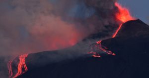 Los vulcanólogos pueden predecir si un volcán está a punto de entrar en erupción utilizando varias técnicas. Foto: Orietta Scardino, EFE/EPA